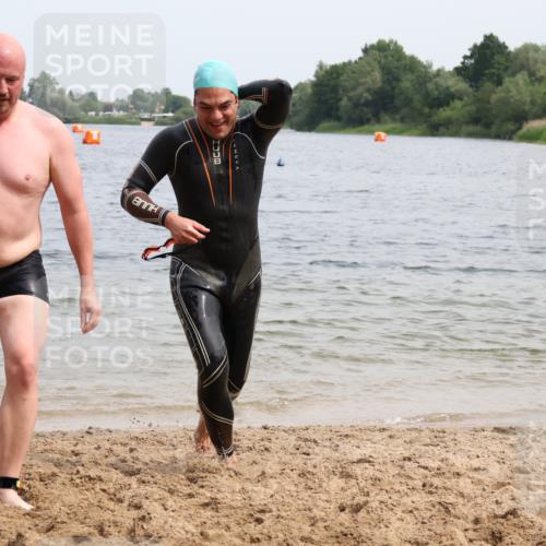 15.06.2025 - 27. Vierlanden-Triathlon Lena Gebhardt http://msf.ph/oto/8026527 15.06.2025 10:58:37 Schwimmen 636, 643, 667, 684, 732, 743, 747 meine-sportfotos.de