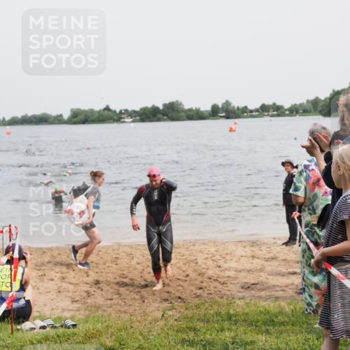 21.06.2025 - 27. Vierlanden-Triathlon MichiJ http://msf.ph/oto/8026537 15.06.2026 10:57:21 Schwimmen 692, 697 meine-sportfotos.de