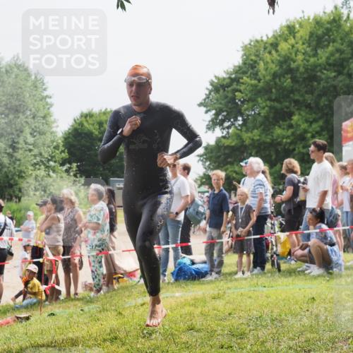 15.06.2025 - 27. Vierlanden-Triathlon KatJ http://msf.ph/oto/8026538 15.06.2025 11:00:09 Schwimmen 708 meine-sportfotos.de