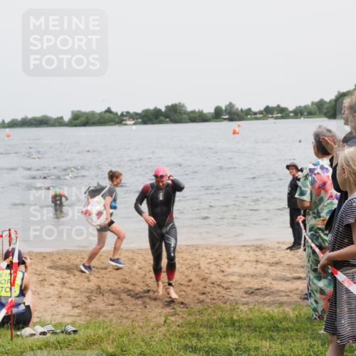 21.06.2025 - 27. Vierlanden-Triathlon MichiJ http://msf.ph/oto/8026545 15.06.2026 10:57:21 Schwimmen 692, 697 meine-sportfotos.de