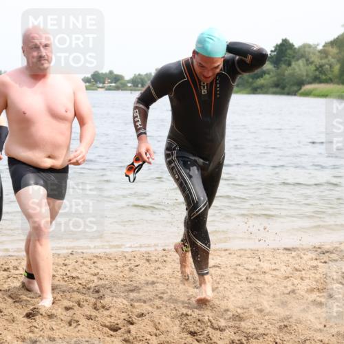 15.06.2025 - 27. Vierlanden-Triathlon Lena Gebhardt http://msf.ph/oto/8026553 15.06.2025 10:58:38 Schwimmen 636, 667, 684, 732, 743, 747 meine-sportfotos.de