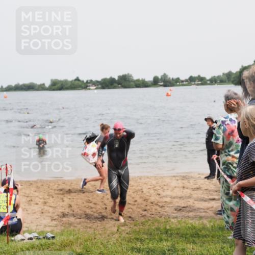 21.06.2025 - 27. Vierlanden-Triathlon MichiJ http://msf.ph/oto/8026557 15.06.2026 10:57:21 Schwimmen 692, 697 meine-sportfotos.de