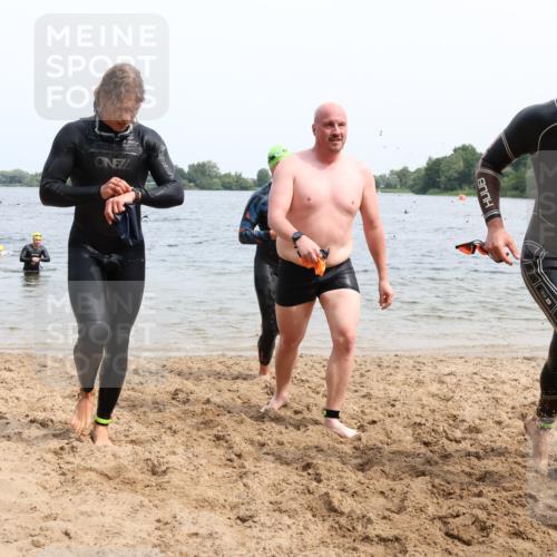 15.06.2025 - 27. Vierlanden-Triathlon Lena Gebhardt http://msf.ph/oto/8026567 15.06.2025 10:58:38 Schwimmen 636, 667, 684, 732, 743, 747 meine-sportfotos.de