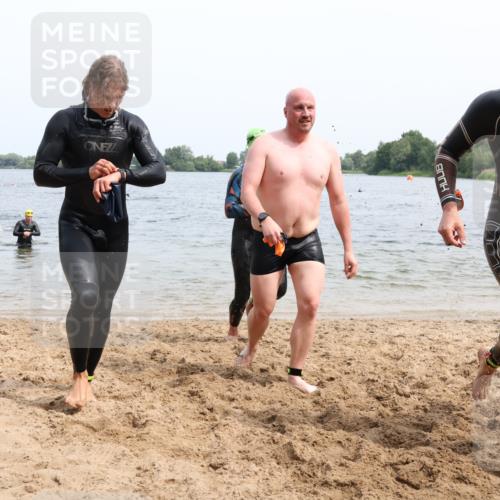 15.06.2025 - 27. Vierlanden-Triathlon Lena Gebhardt http://msf.ph/oto/8026577 15.06.2025 10:58:38 Schwimmen 636, 667, 684, 732, 743, 747 meine-sportfotos.de