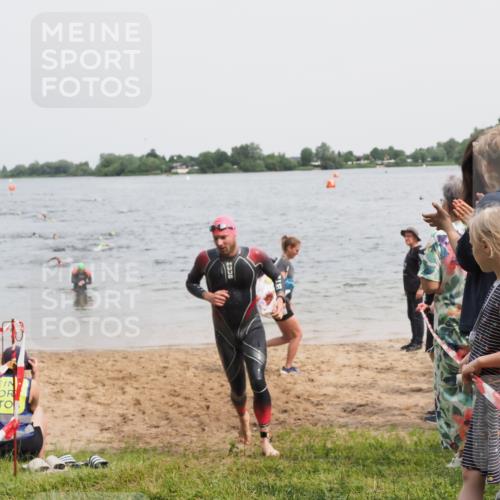 21.06.2025 - 27. Vierlanden-Triathlon MichiJ http://msf.ph/oto/8026579 15.06.2026 10:57:22 Schwimmen 697 meine-sportfotos.de