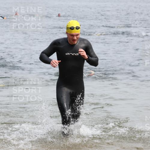 15.06.2025 - 27. Vierlanden-Triathlon Lena Gebhardt http://msf.ph/oto/8026609 15.06.2025 10:58:43 Schwimmen 636, 667, 684, 743, 747 meine-sportfotos.de