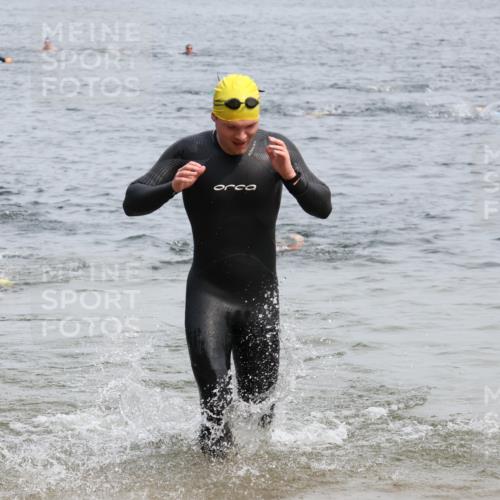 15.06.2025 - 27. Vierlanden-Triathlon Lena Gebhardt http://msf.ph/oto/8026620 15.06.2025 10:58:43 Schwimmen 636, 667, 684, 743, 747 meine-sportfotos.de