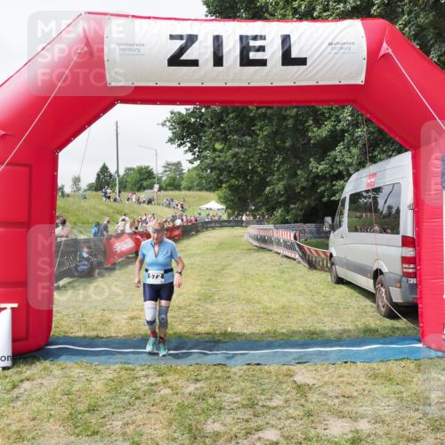 21.06.2025 - 27. Vierlanden-Triathlon MichiJ http://msf.ph/oto/8026645 15.06.2026 12:00:02 Ziel 572 meine-sportfotos.de