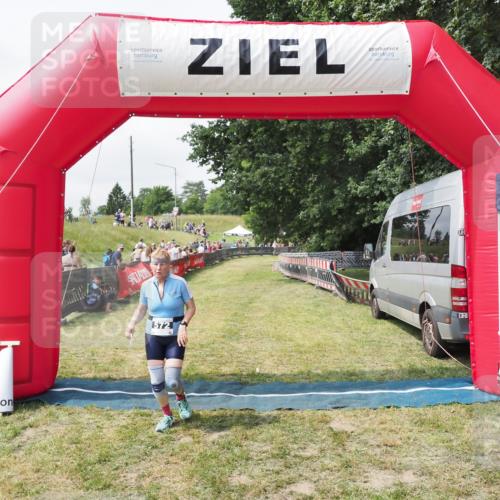 21.06.2025 - 27. Vierlanden-Triathlon MichiJ http://msf.ph/oto/8026660 15.06.2026 12:00:03 Ziel 572 meine-sportfotos.de