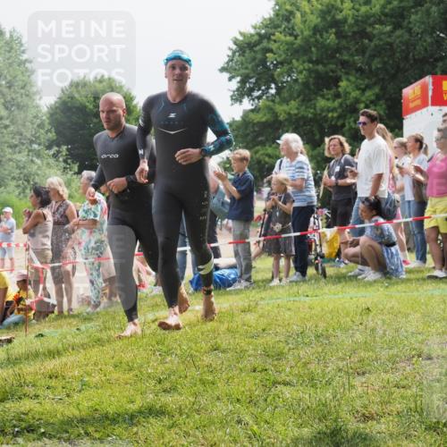 15.06.2025 - 27. Vierlanden-Triathlon KatJ http://msf.ph/oto/8026665 15.06.2025 11:00:22 Schwimmen 646, 657, 662, 694, 731 meine-sportfotos.de