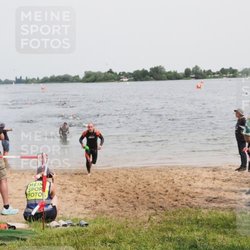 21.06.2025 - 27. Vierlanden-Triathlon MichiJ http://msf.ph/oto/8026669 15.06.2026 10:57:30 Schwimmen 707, 722 meine-sportfotos.de