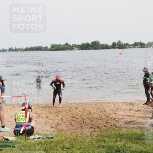 21.06.2025 - 27. Vierlanden-Triathlon MichiJ http://msf.ph/oto/8026680 15.06.2026 10:57:30 Schwimmen 707, 722 meine-sportfotos.de