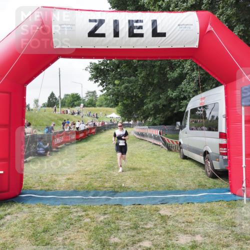 21.06.2025 - 27. Vierlanden-Triathlon MichiJ http://msf.ph/oto/8026681 15.06.2026 12:00:56 Ziel 495 meine-sportfotos.de