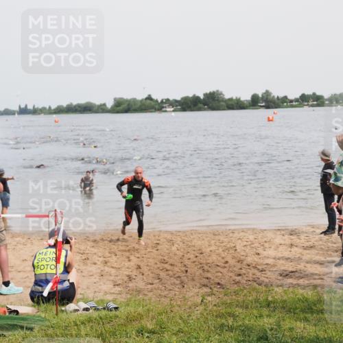 21.06.2025 - 27. Vierlanden-Triathlon MichiJ http://msf.ph/oto/8026694 15.06.2026 10:57:30 Schwimmen 707, 722 meine-sportfotos.de
