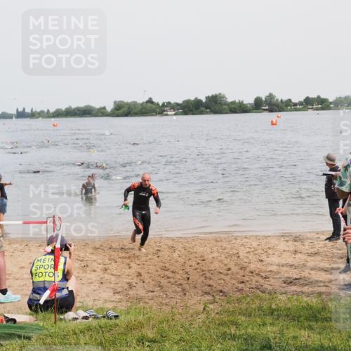 21.06.2025 - 27. Vierlanden-Triathlon MichiJ http://msf.ph/oto/8026706 15.06.2026 10:57:30 Schwimmen 707, 722 meine-sportfotos.de