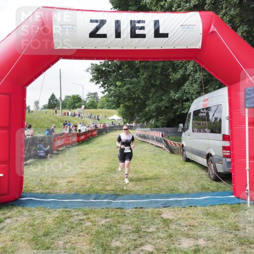 21.06.2025 - 27. Vierlanden-Triathlon MichiJ http://msf.ph/oto/8026721 15.06.2026 12:00:56 Ziel 495 meine-sportfotos.de