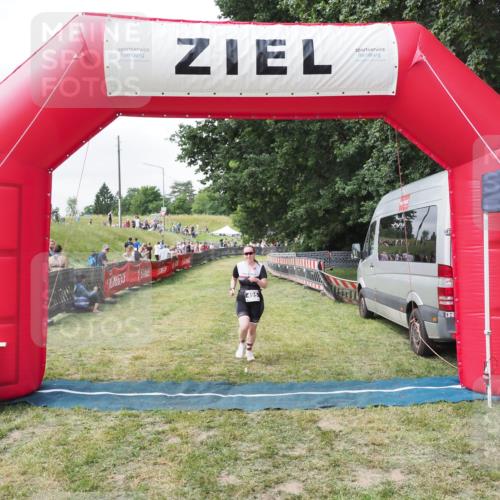 21.06.2025 - 27. Vierlanden-Triathlon MichiJ http://msf.ph/oto/8026736 15.06.2026 12:00:56 Ziel 495 meine-sportfotos.de