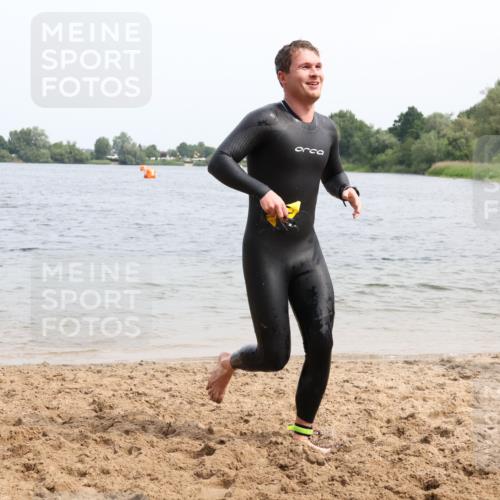 15.06.2025 - 27. Vierlanden-Triathlon Lena Gebhardt http://msf.ph/oto/8026744 15.06.2025 10:58:46 Schwimmen 636, 667, 684, 743, 747, 760 meine-sportfotos.de
