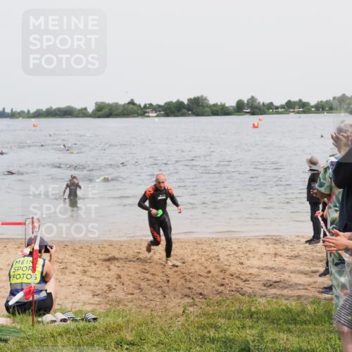 21.06.2025 - 27. Vierlanden-Triathlon MichiJ http://msf.ph/oto/8026759 15.06.2026 10:57:31 Schwimmen 707, 722 meine-sportfotos.de