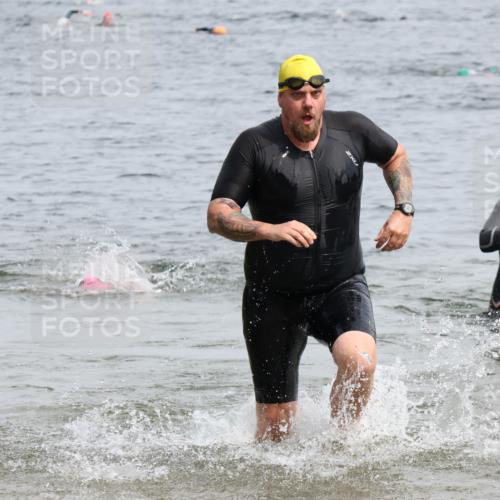15.06.2025 - 27. Vierlanden-Triathlon Lena Gebhardt http://msf.ph/oto/8026761 15.06.2025 10:58:49 Schwimmen 667, 684, 743, 760 meine-sportfotos.de
