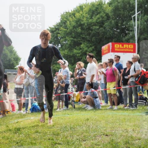 15.06.2025 - 27. Vierlanden-Triathlon KatJ http://msf.ph/oto/8026763 15.06.2025 11:00:25 Schwimmen 646, 657, 662, 694, 714, 731 meine-sportfotos.de