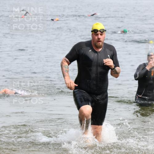 15.06.2025 - 27. Vierlanden-Triathlon Lena Gebhardt http://msf.ph/oto/8026766 15.06.2025 10:58:50 Schwimmen 684, 743, 760 meine-sportfotos.de