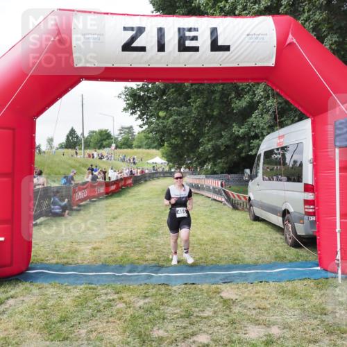21.06.2025 - 27. Vierlanden-Triathlon MichiJ http://msf.ph/oto/8026768 15.06.2026 12:00:57 Ziel 495 meine-sportfotos.de