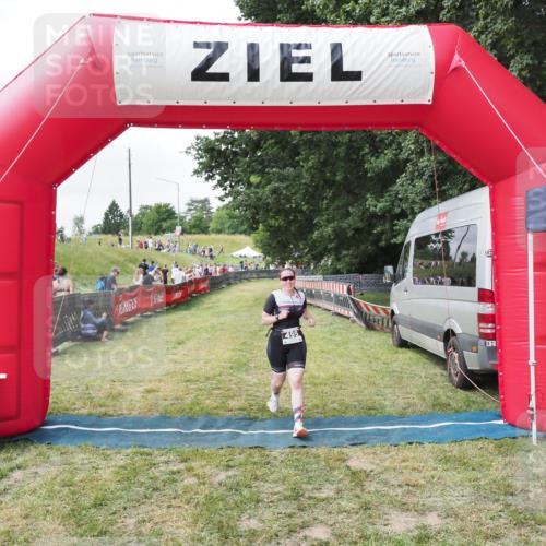 21.06.2025 - 27. Vierlanden-Triathlon MichiJ http://msf.ph/oto/8026776 15.06.2026 12:00:57 Ziel 495 meine-sportfotos.de