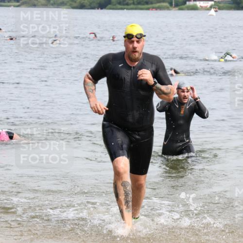 15.06.2025 - 27. Vierlanden-Triathlon Lena Gebhardt http://msf.ph/oto/8026796 15.06.2025 10:58:51 Schwimmen 709, 743, 760 meine-sportfotos.de