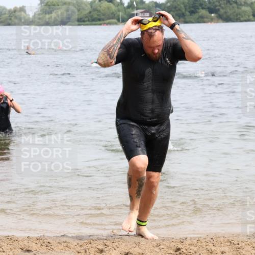 15.06.2025 - 27. Vierlanden-Triathlon Lena Gebhardt http://msf.ph/oto/8026803 15.06.2025 10:58:52 Schwimmen 709, 743, 760 meine-sportfotos.de
