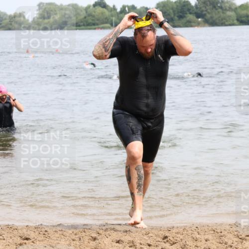 15.06.2025 - 27. Vierlanden-Triathlon Lena Gebhardt http://msf.ph/oto/8026810 15.06.2025 10:58:52 Schwimmen 709, 743, 760 meine-sportfotos.de