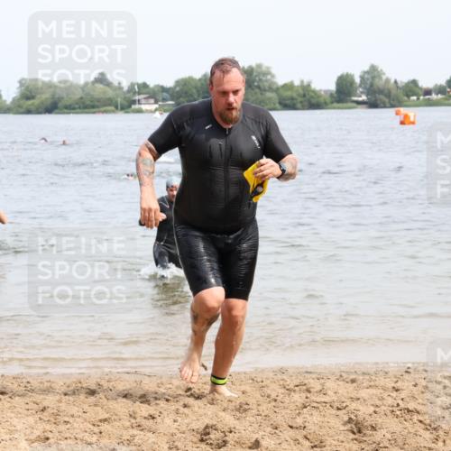 15.06.2025 - 27. Vierlanden-Triathlon Lena Gebhardt http://msf.ph/oto/8026817 15.06.2025 10:58:53 Schwimmen 706, 709, 743, 760 meine-sportfotos.de