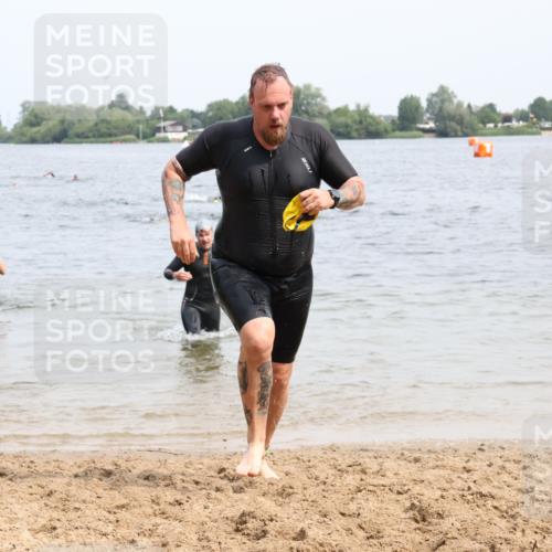 15.06.2025 - 27. Vierlanden-Triathlon Lena Gebhardt http://msf.ph/oto/8026820 15.06.2025 10:58:53 Schwimmen 706, 709, 743, 760 meine-sportfotos.de
