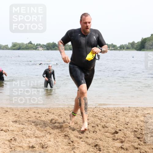 15.06.2025 - 27. Vierlanden-Triathlon Lena Gebhardt http://msf.ph/oto/8026822 15.06.2025 10:58:54 Schwimmen 706, 709, 743, 760 meine-sportfotos.de