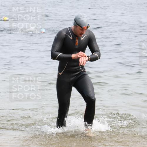 15.06.2025 - 27. Vierlanden-Triathlon Lena Gebhardt http://msf.ph/oto/8026830 15.06.2025 10:58:56 Schwimmen 706, 709, 743, 760 meine-sportfotos.de