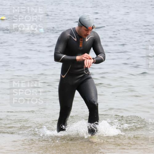 15.06.2025 - 27. Vierlanden-Triathlon Lena Gebhardt http://msf.ph/oto/8026833 15.06.2025 10:58:56 Schwimmen 706, 709, 743, 760 meine-sportfotos.de