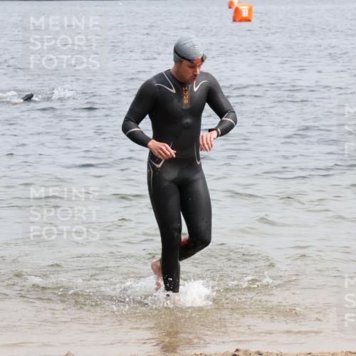 15.06.2025 - 27. Vierlanden-Triathlon Lena Gebhardt http://msf.ph/oto/8026842 15.06.2025 10:58:57 Schwimmen 706, 709, 760 meine-sportfotos.de
