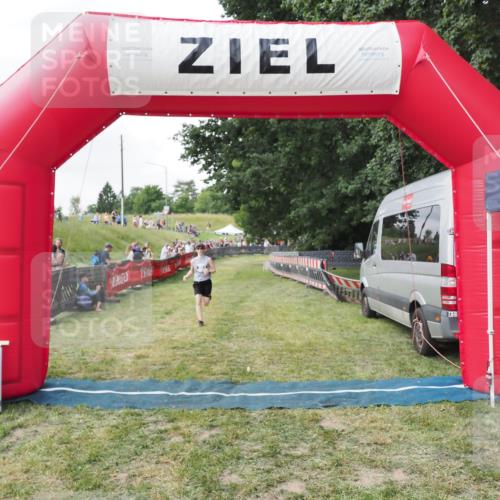 21.06.2025 - 27. Vierlanden-Triathlon MichiJ http://msf.ph/oto/8026844 15.06.2026 12:01:43 Ziel 503 meine-sportfotos.de