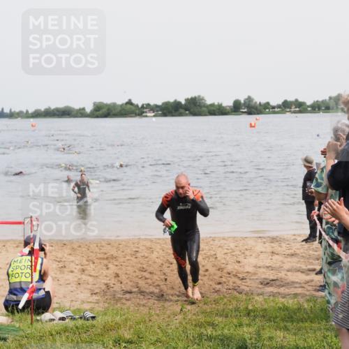 21.06.2025 - 27. Vierlanden-Triathlon MichiJ http://msf.ph/oto/8026851 15.06.2026 10:57:32 Schwimmen 707, 722 meine-sportfotos.de