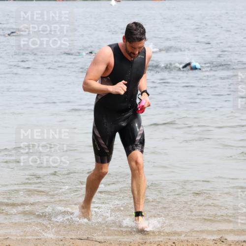 15.06.2025 - 27. Vierlanden-Triathlon Lena Gebhardt http://msf.ph/oto/8026860 15.06.2025 10:58:59 Schwimmen 706, 709, 760 meine-sportfotos.de