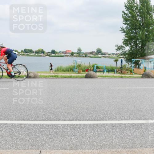 21.06.2025 - 27. Vierlanden-Triathlon H.Heesch http://msf.ph/oto/8026863 15.06.2025 12:16:30 Radfahren 895, 926 meine-sportfotos.de