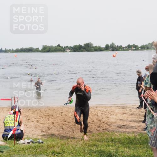 21.06.2025 - 27. Vierlanden-Triathlon MichiJ http://msf.ph/oto/8026874 15.06.2026 10:57:32 Schwimmen 707, 722 meine-sportfotos.de