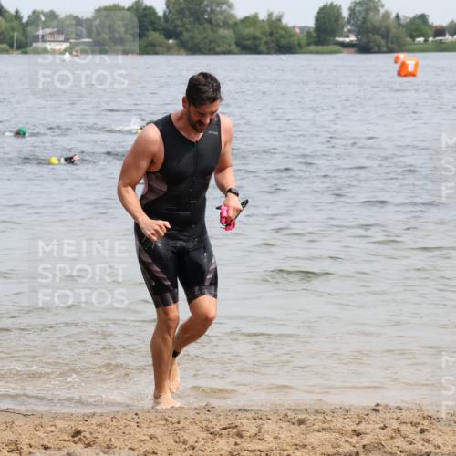15.06.2025 - 27. Vierlanden-Triathlon Lena Gebhardt http://msf.ph/oto/8026877 15.06.2025 10:59:00 Schwimmen 706, 709, 760 meine-sportfotos.de