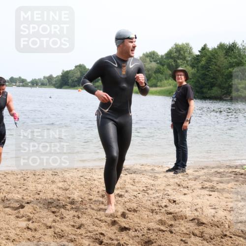 15.06.2025 - 27. Vierlanden-Triathlon Lena Gebhardt http://msf.ph/oto/8026880 15.06.2025 10:59:01 Schwimmen 706, 709, 760 meine-sportfotos.de