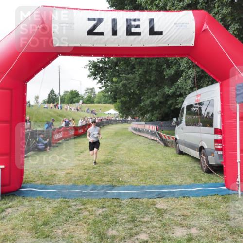 21.06.2025 - 27. Vierlanden-Triathlon MichiJ http://msf.ph/oto/8026882 15.06.2026 12:01:44 Ziel 503 meine-sportfotos.de