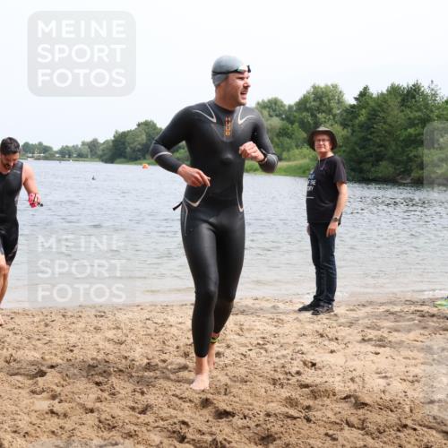 15.06.2025 - 27. Vierlanden-Triathlon Lena Gebhardt http://msf.ph/oto/8026884 15.06.2025 10:59:01 Schwimmen 706, 709, 760 meine-sportfotos.de