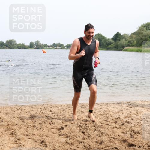 15.06.2025 - 27. Vierlanden-Triathlon Lena Gebhardt http://msf.ph/oto/8026895 15.06.2025 10:59:02 Schwimmen 706, 709, 760 meine-sportfotos.de