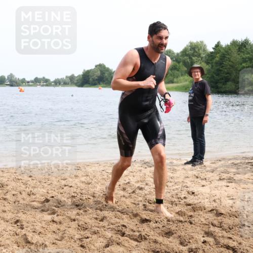 15.06.2025 - 27. Vierlanden-Triathlon Lena Gebhardt http://msf.ph/oto/8026898 15.06.2025 10:59:03 Schwimmen 706, 709, 760 meine-sportfotos.de