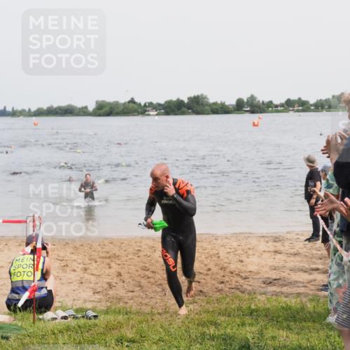 21.06.2025 - 27. Vierlanden-Triathlon MichiJ http://msf.ph/oto/8026899 15.06.2026 10:57:33 Schwimmen 707, 722 meine-sportfotos.de