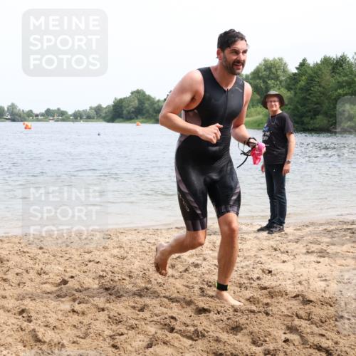 15.06.2025 - 27. Vierlanden-Triathlon Lena Gebhardt http://msf.ph/oto/8026903 15.06.2025 10:59:03 Schwimmen 706, 709, 760 meine-sportfotos.de